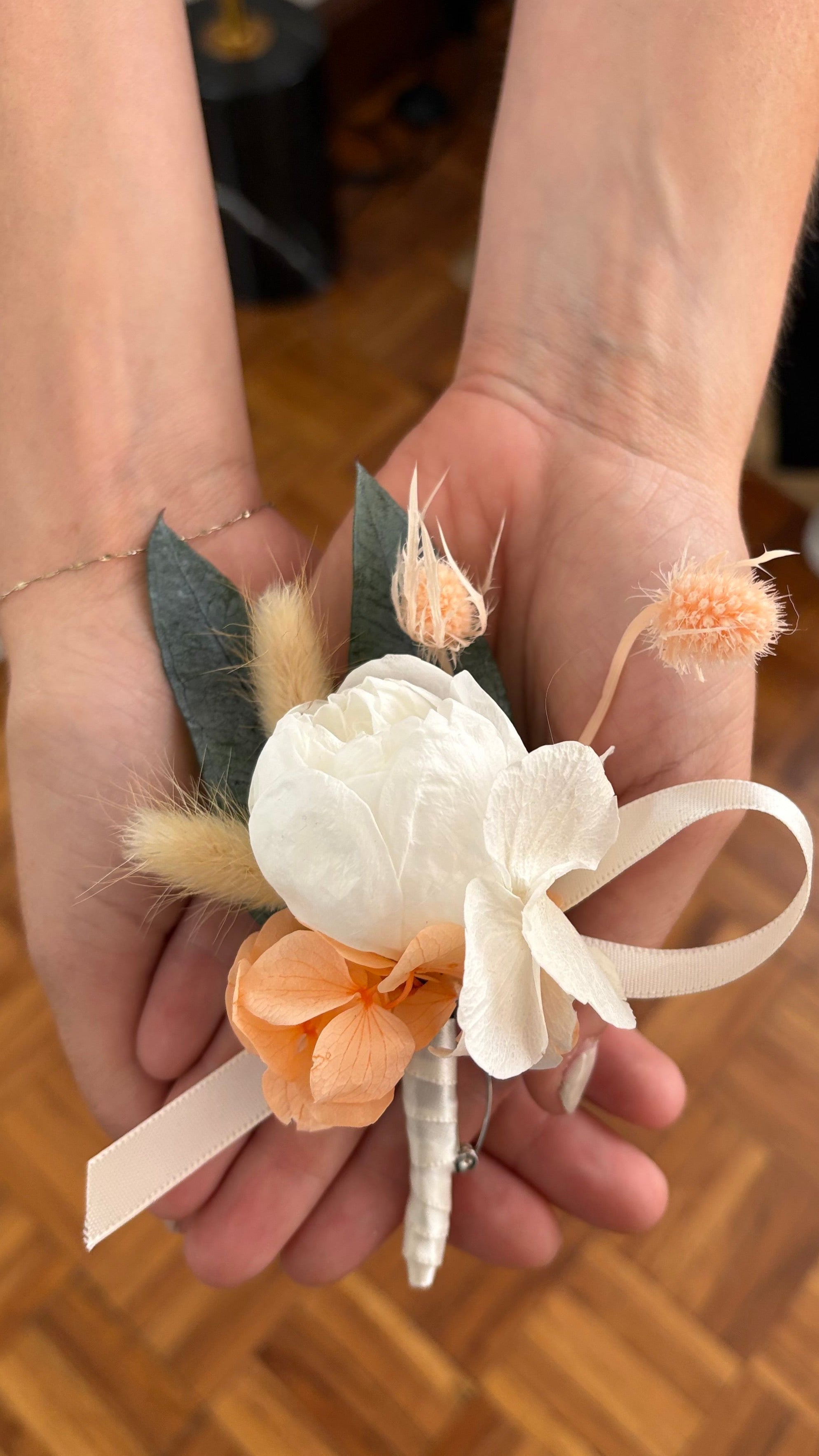 Boutonniere para Novio de Peonia Preservada