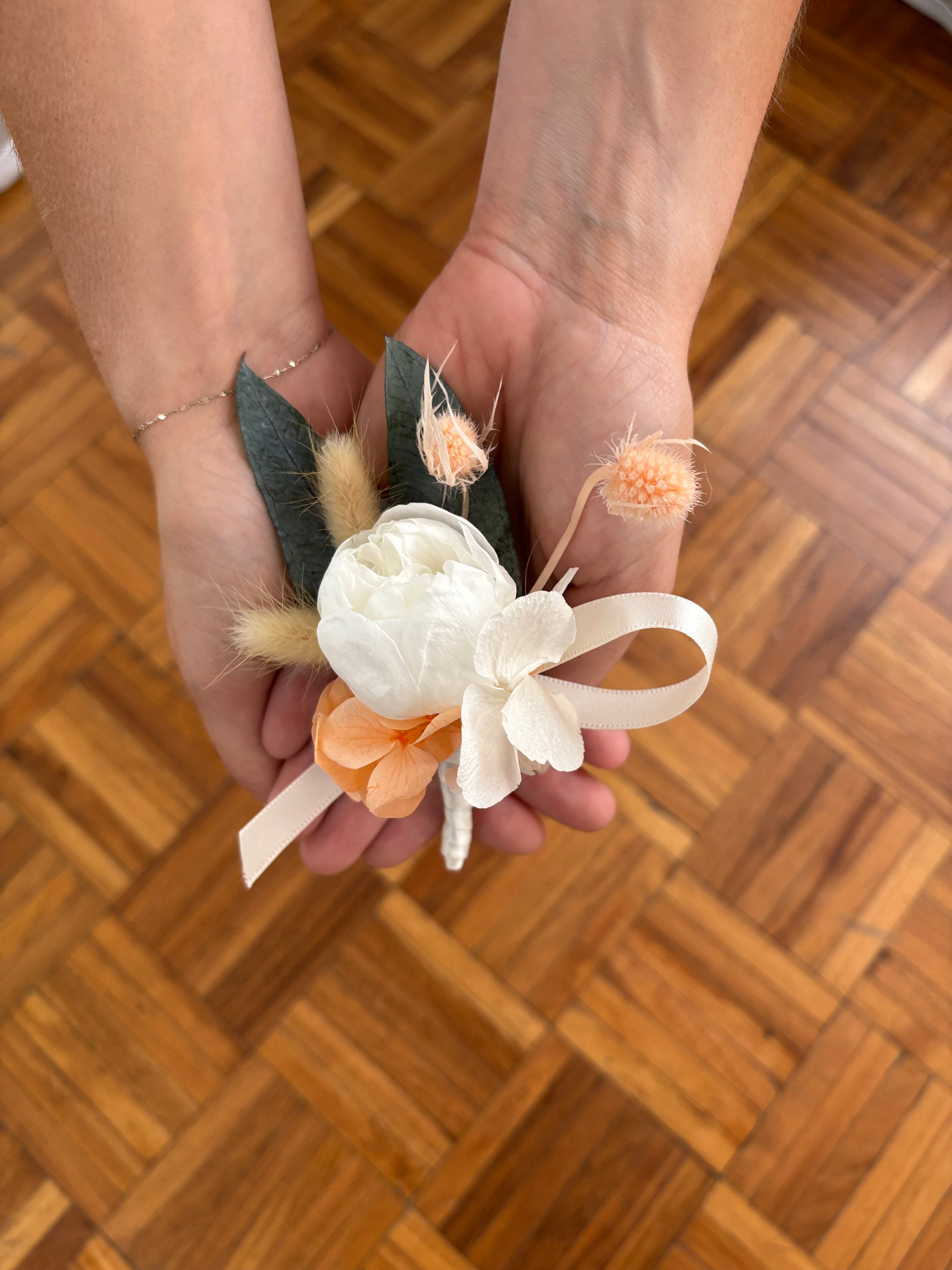 Boutonniere para Novio de Peonia Preservada