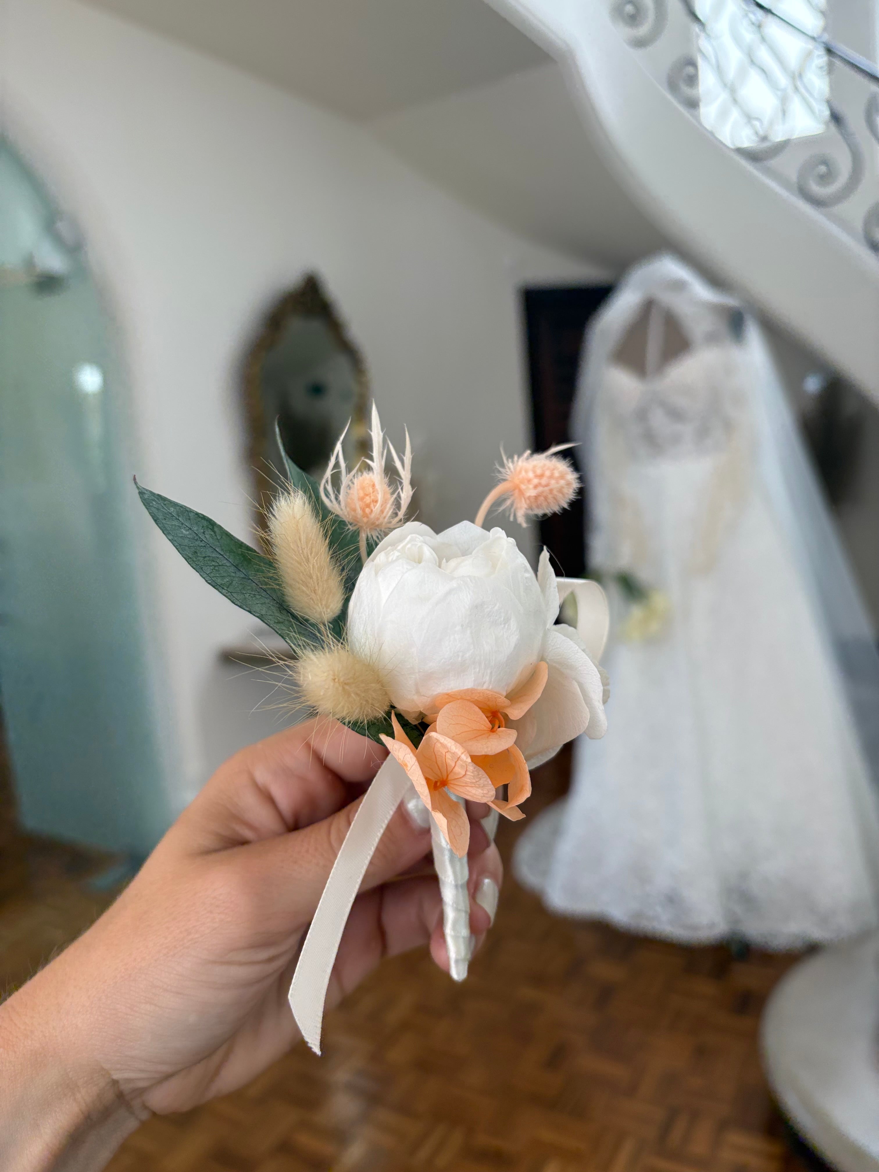 Boutonniere para Novio de Peonia Preservada