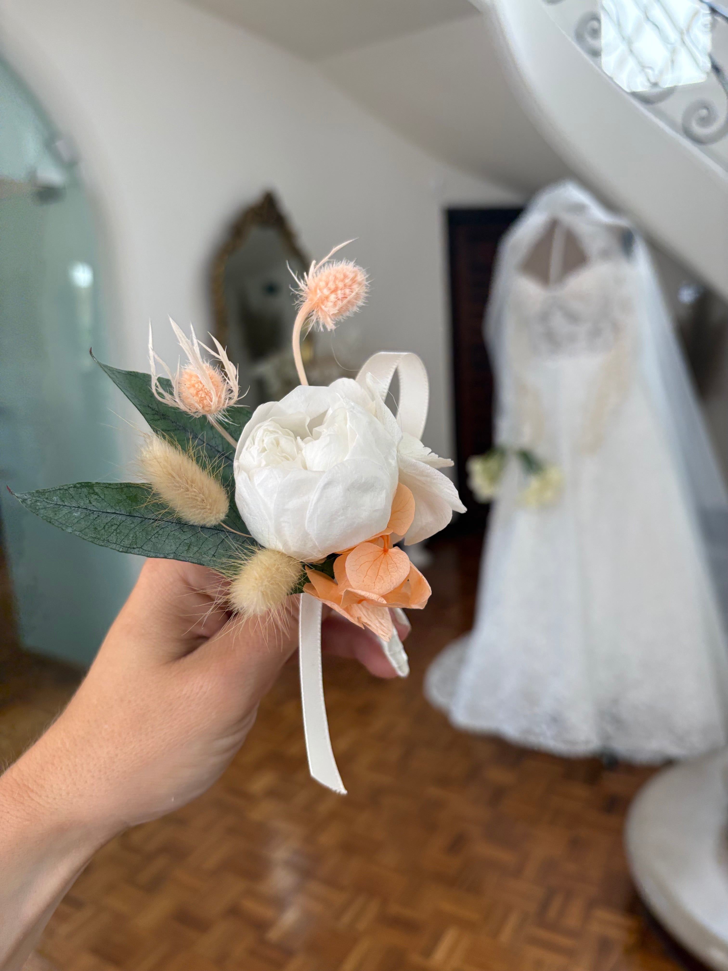 Boutonniere para Novio de Peonia Preservada